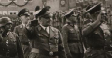 vier alte Fotos - Aufmarsch Soldaten -- Stadt - hohe Offiziere - Ort ?? Fahnen